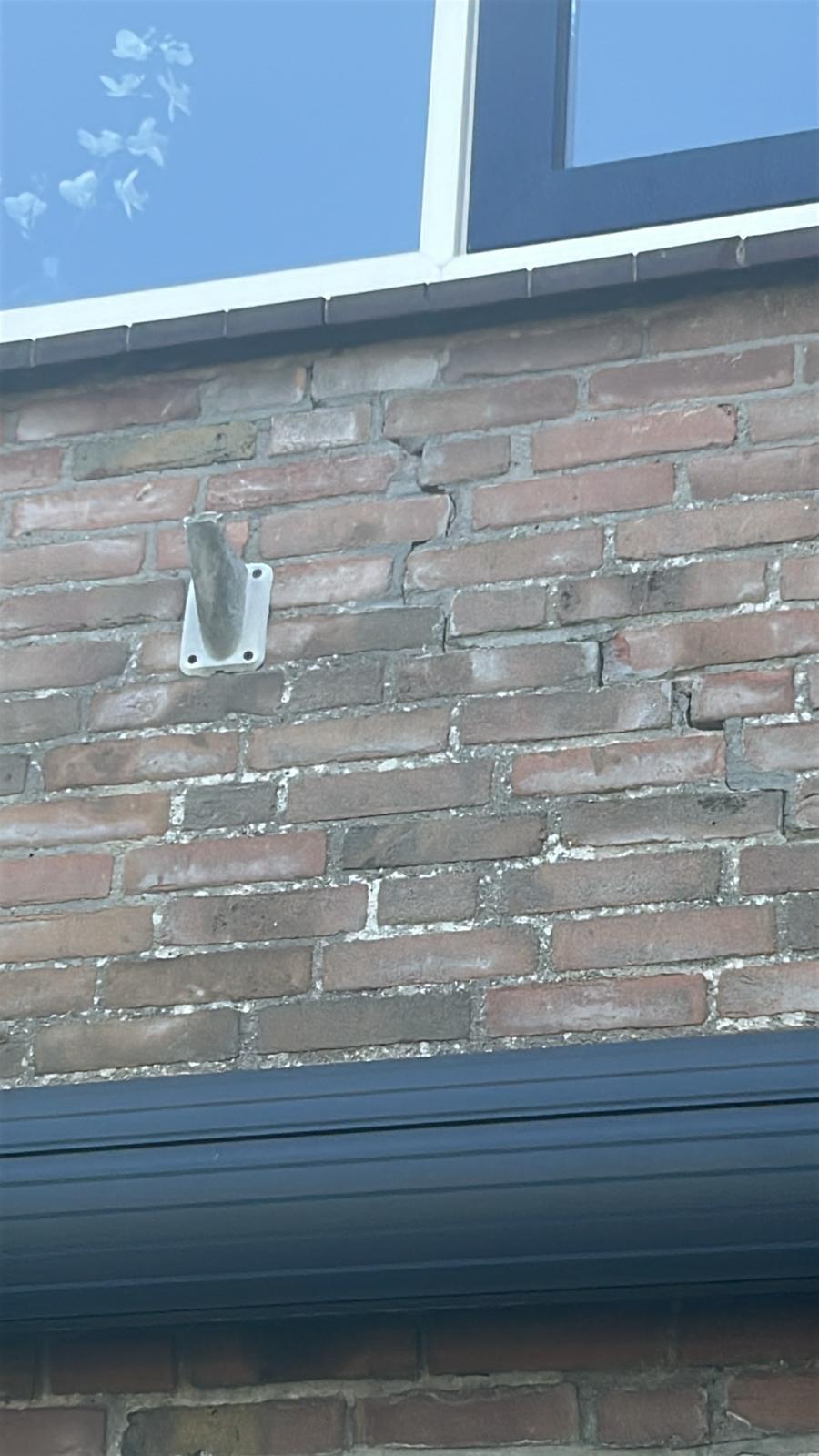 Scheuren in de gevel van een woning in Haarlem — een signaal dat een bouwkundige keuring noodzakelijk is