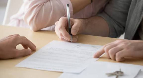 Aansprakelijk als verkoper: partner ondertekent mee de koopovereenkomst voor de woning